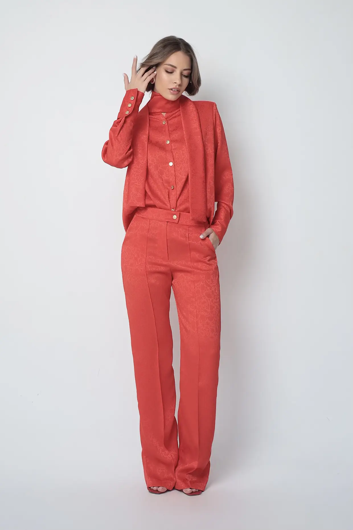 Facetune_01-05-2025-10-43-37 Luxe Brocade Suit - Slika 1