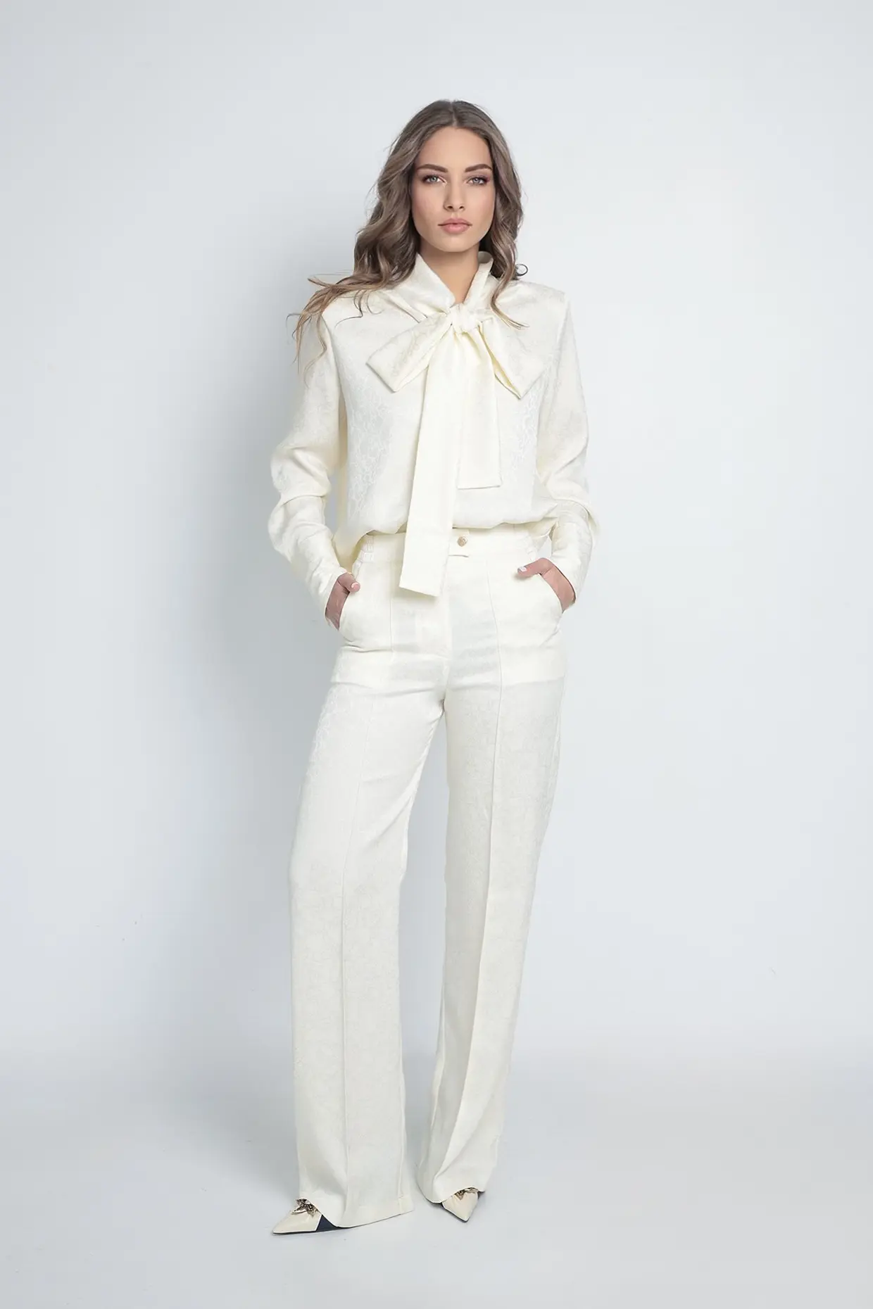 Facetune_08-04-2025-09-02-08 Luxe Brocade Suit - Slika 1